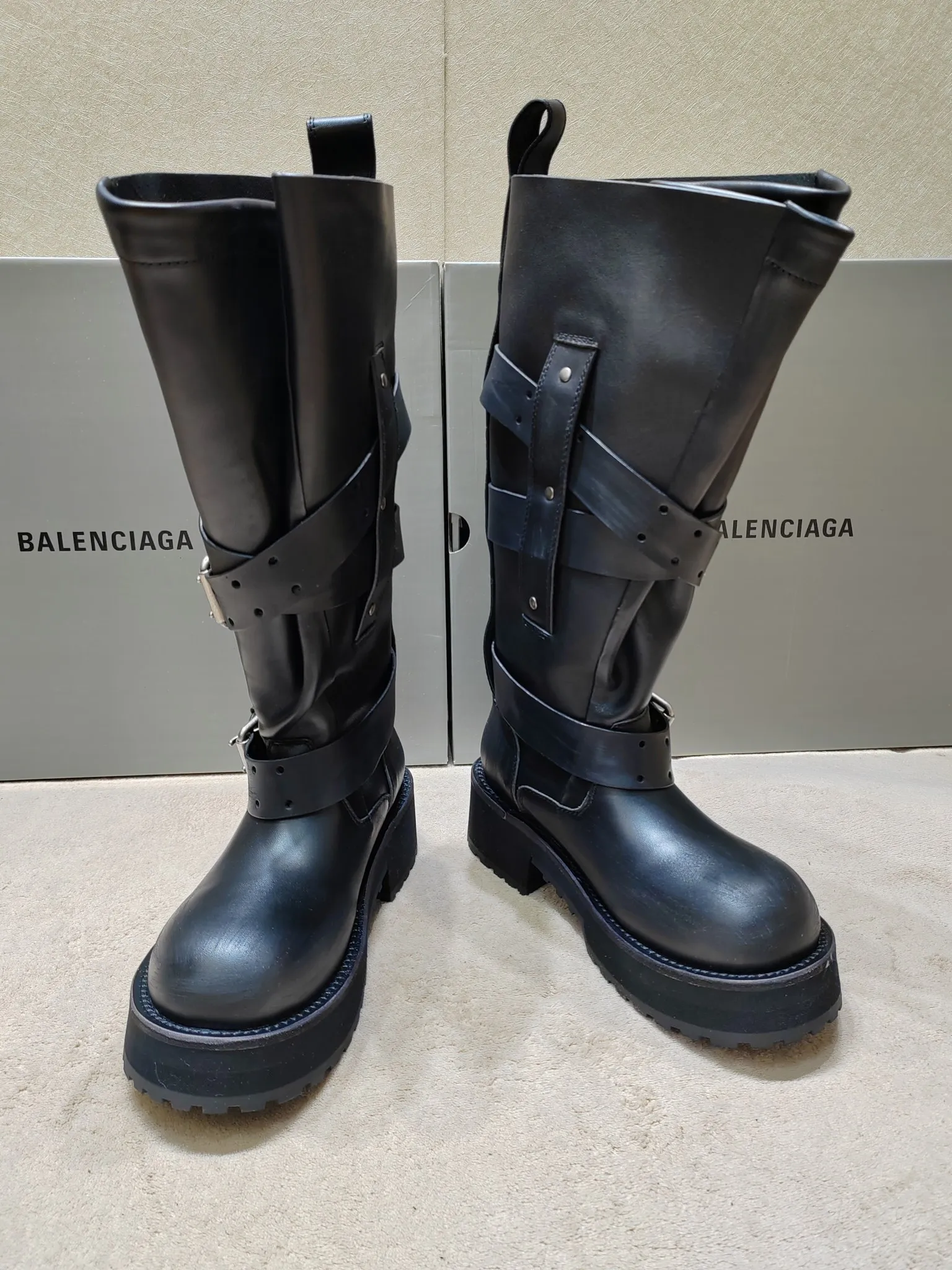 👟👟Ex-factory price 1120👟👟 Balenciaga 25FWVenom couple style high boots, mid-calf boots. Please look for the high version. This design is unique, with straps and belt elements as highlights. Not only can the boots be firmly attached to the foot, but the tightness can also be adjusted at will. In terms of details, the brand's iconic distressed hardware is used throughout. Cleverly creating a retro wear effect, highlighting individual attitude and matching with thick toothed rubber soles, it not only ensures wearing comfort, but also strengthens the overall sense of fashion and recognition. Venom high boots are undoubtedly a fashion item not to be missed this season. They will add unique charm to fashion lovers' outfits and lead a new round of fashion. Boot height is 270mm. The upper layer of cowhide is distressed. The lining is water-dyed cowhide. Outsole height is 5CM. Original open-molded leather welt combination outsole. Size: 35-40 (custom-made size 40 cannot be returned or exchanged)